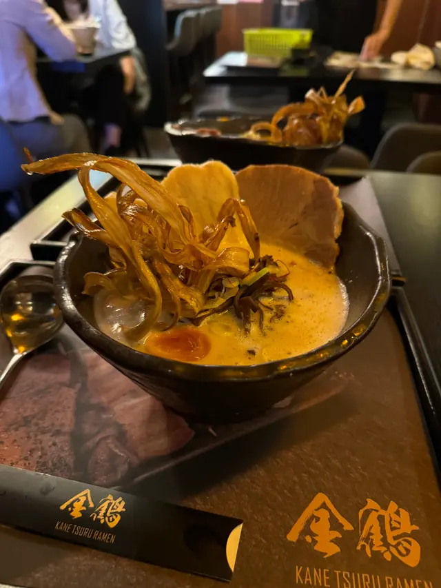 今天試了這碗✨雞白湯拉麵✨,價格為$98。
🍜 湯底非常清爽,雞白湯的味道濃郁而不油膩,讓人喝得過癮。
🍜 麵條的口感滑順,吸附了湯汁,十分美味。
🍜 配料新鮮,特別喜歡那幾片嫩滑的雞肉,讓整碗拉麵更加豐富!