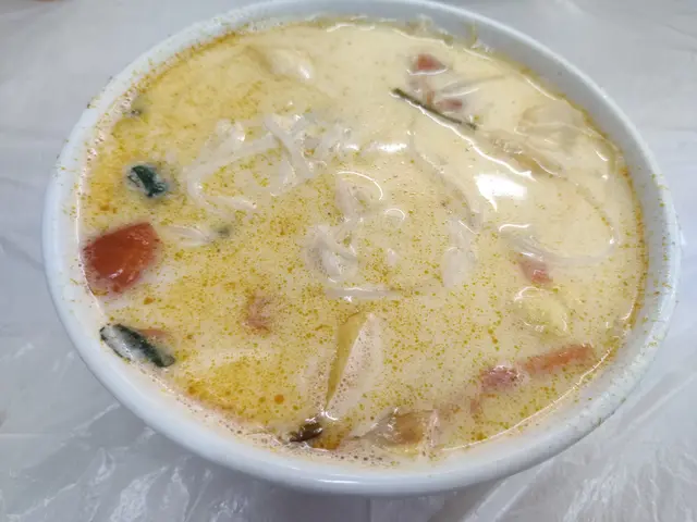 冬陰功湯河配素魚蛋