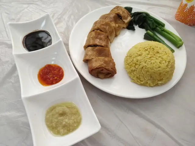 新泰式酸辣醬汁清蒸玉竹雞黃薑飯