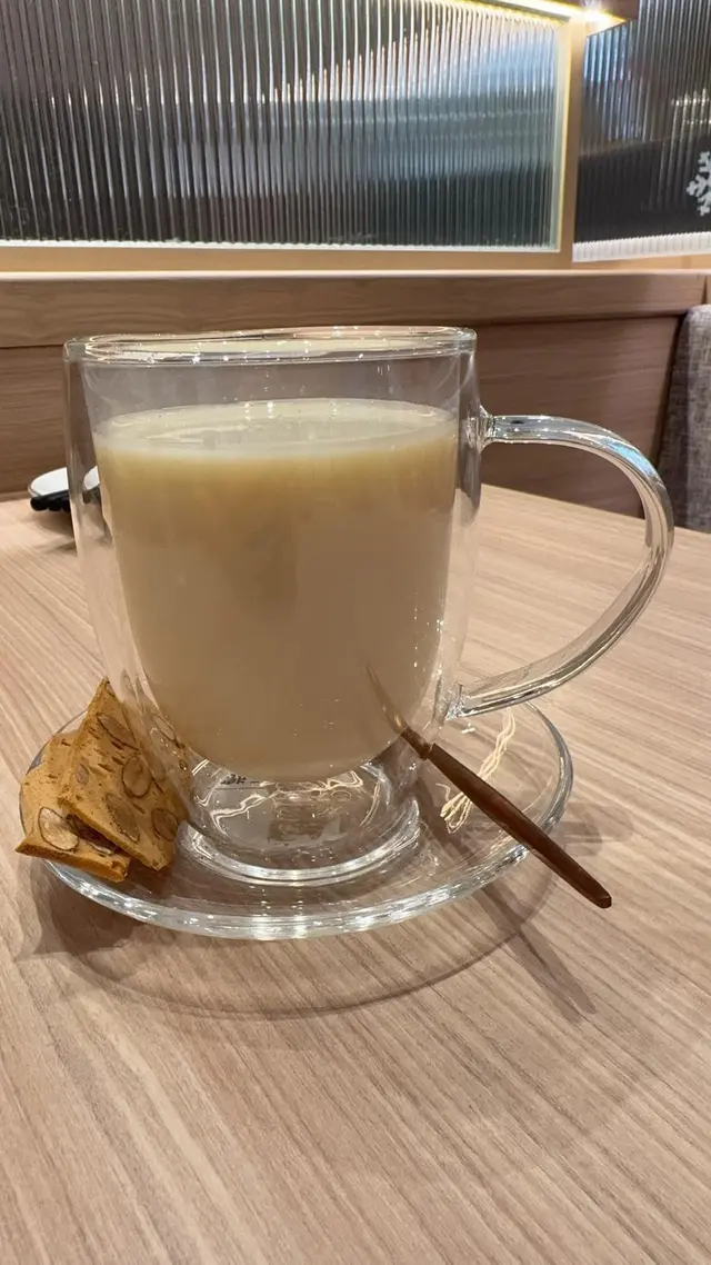 下午茶餐包熱豆漿裏邊有兩塊杏仁餅乾仔🩵