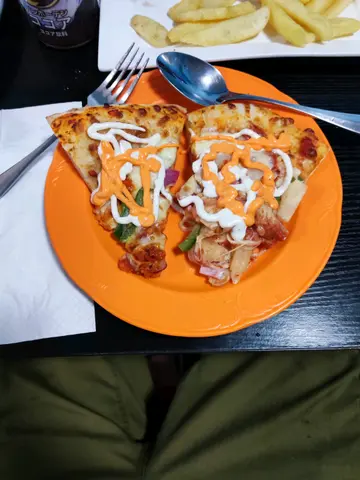 My Pizza Coated in Garlic and Spicy Sauces!!! 🤍🧡🧄🥵🌶️🍕🍕