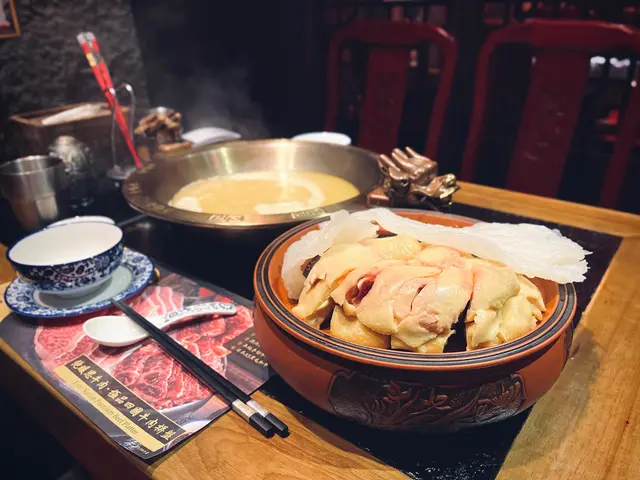 玲瓏浮凸花膠雞湯鍋