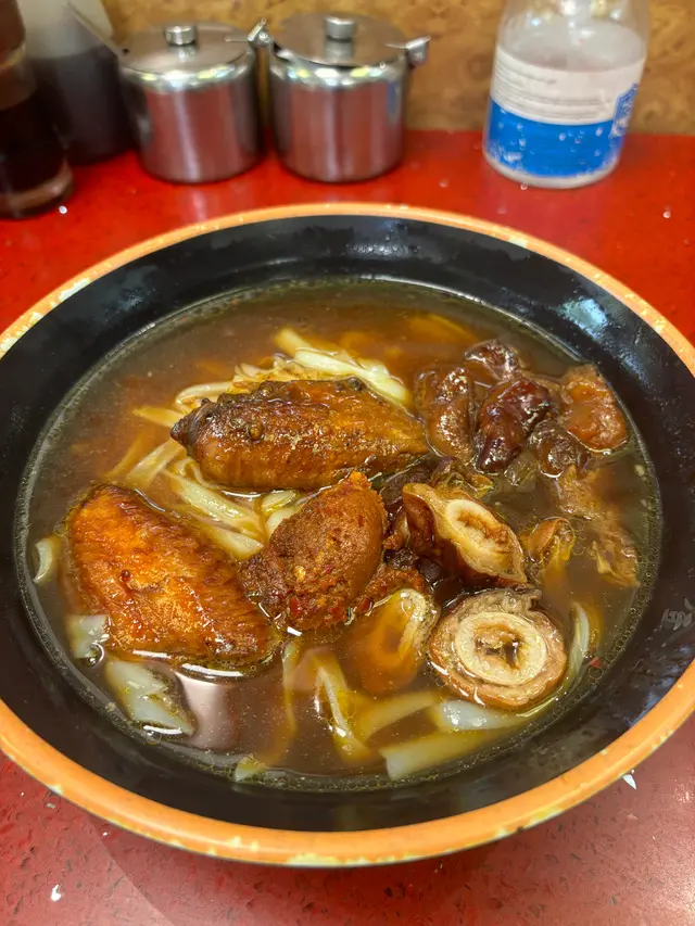 雞翼豬大腸拼牛筋河粉，配咖喱汁加中辣