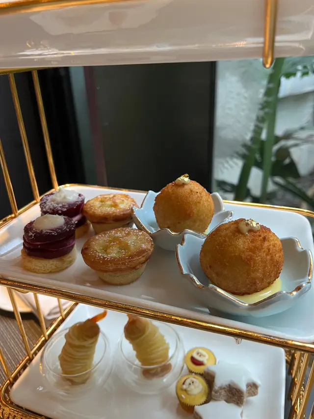 紅色嗰舊蛋糕，唔知咩嚟，應該係紅菜頭？超難食味道好怪