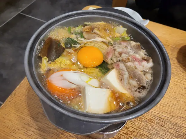 牛肉壽喜燒鍋色香味俱全，嫩滑的牛肉吸收了醬汁的鮮美，口感絕佳。新鮮的蔬菜和豆腐增添了清爽感，醬汁的甜鹹平衡得當，令人回味無窮。搭配日本雞蛋的滑溜，簡直是無法抗拒的美味，適合與好友共享，讓人感受到溫暖的聚餐氛圍。