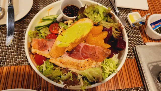 煎巴马火腿鸡肉、柚子渍木薯糕、轻盈沙律配和风油醋汁