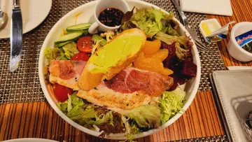 煎巴馬火腿雞肉、柚子漬木薯糕、輕盈沙律配和風油醋汁