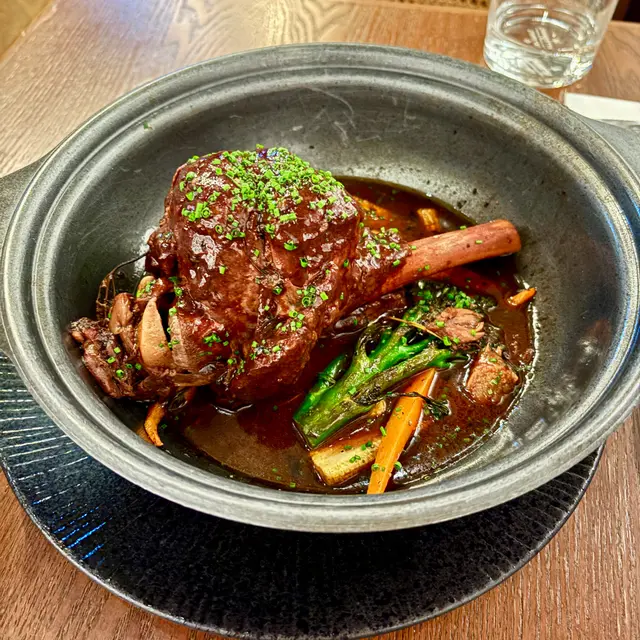 法式燴羊肉配時令蔬菜