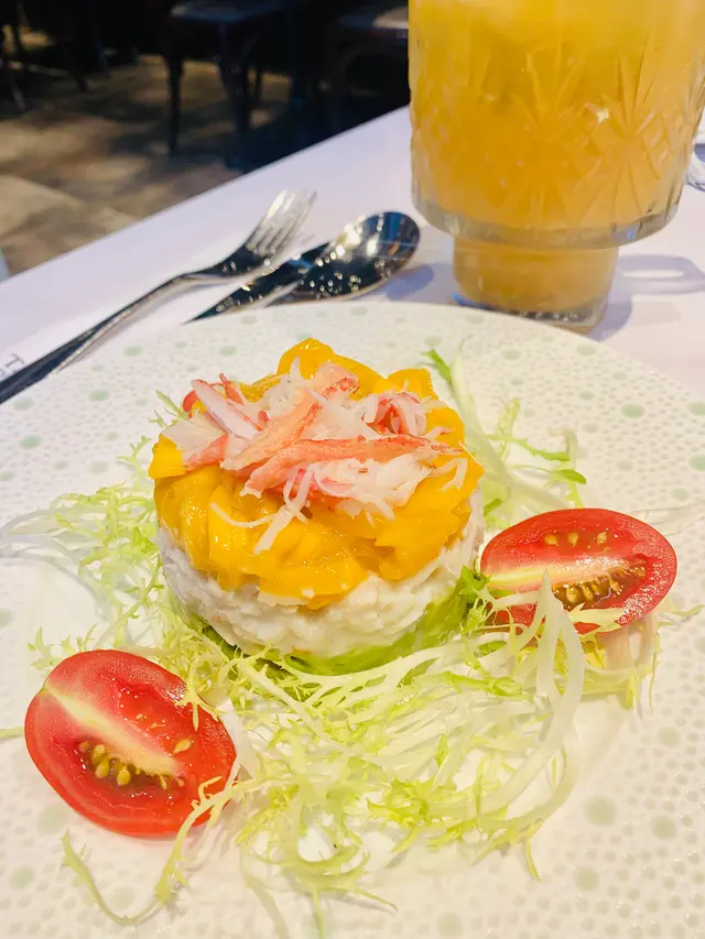 阿拉斯加蟹肉伴香芒牛油果沙律