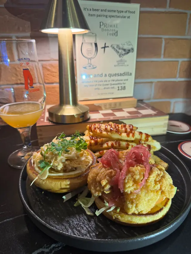 唐揚炸雞腿漢堡配上菜絲、脆蘿蔔漬、柚子芝麻醬