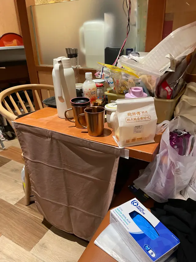 員工擺曬啲零食雜物出黎 好唔開胃