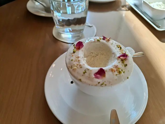 雪糕上的開心果仁碎和玫瑰，添色香味