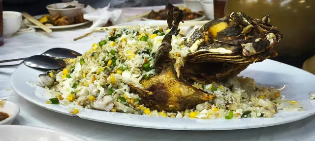 原條魚拆肉炒飯，無骨，另外原條魚骨炸至香脆可口，新鮮魚肉炒飯真係頂瓜瓜，廚師技術一流，要預訂💪🏻🐟