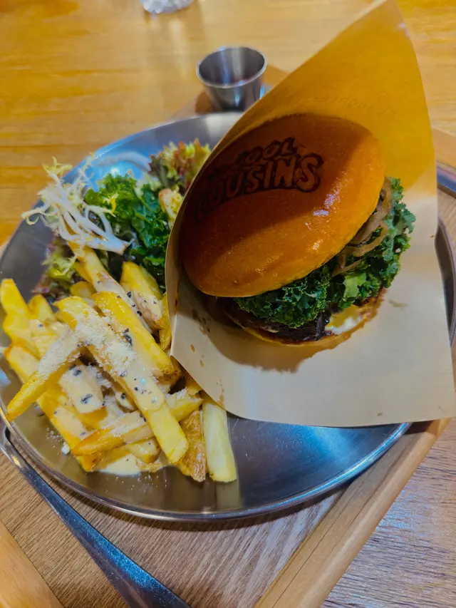 呢個「招牌 72 小時安格斯牛小排漢堡」（$129）果然可以叫做招牌🤣因為一咬落去肉汁即刻咇曬出嚟，同男朋友即刻搶食，個人食落覺得有啲似BBQ醬豬肋骨，但牛肉嘅軟糯配搭漢堡更勝一籌🌝另外包嘅羽衣甘藍同墨西哥辣椒更加令到成個漢堡昇華，俾我再揀下次都係揀呢一個😋推薦指數4️⃣/5️⃣
另外半碟揀咗芝士黑松露薯條（跟餐+$16）芝士松露味唔出，薯條偏腍🥹推薦指數2️⃣/5️⃣