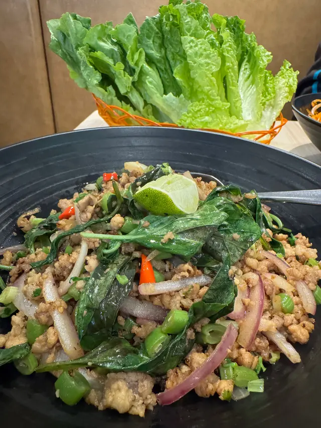 泰式香辣肉碎生菜包$88,香脆的生菜包裹著濃郁的肉碎,清爽又不膩,真的是好夾!🥬✨
The Thai Spicy Minced Meat Lettuce Wraps for $88 are crispy lettuce wrapped around rich minced meat—refreshing and not greasy, truly a perfect appetizer! 🥬✨