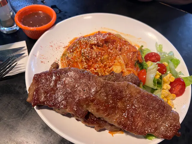 意粉主要係茄汁味 微微泡菜味，意粉份量多 口感ok。有數十塊泡菜 微辣。配有少量無醬汁既沙律 正常新鮮。
牛扒有兩大片，超大份，無得指定幾成熟，肉質係用鬆肉粉整腍，有點太熟，味道一般，冰室質數。

當天星期六晚上7點到排左半個鐘至四十五分鐘，有點失望，排隊就未必會去。