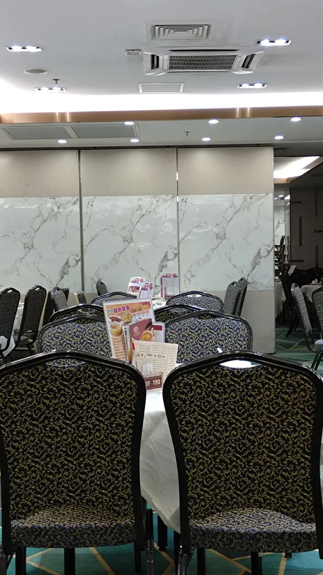 食完晚飯9:00 走，<龍薈> 剩番十枱八枱客