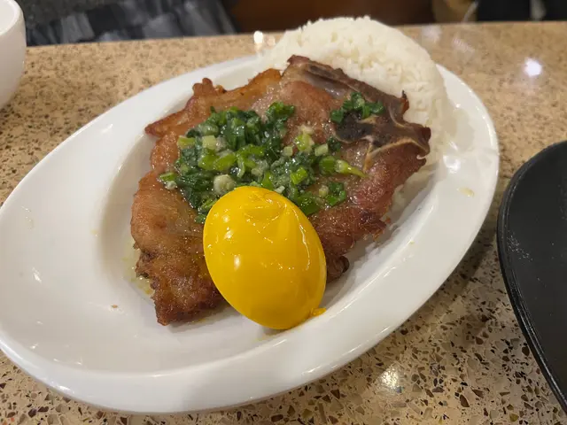 鹽焗流心蛋蔥油豬扒飯