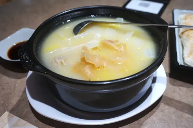 砂鍋花膠雲吞雞