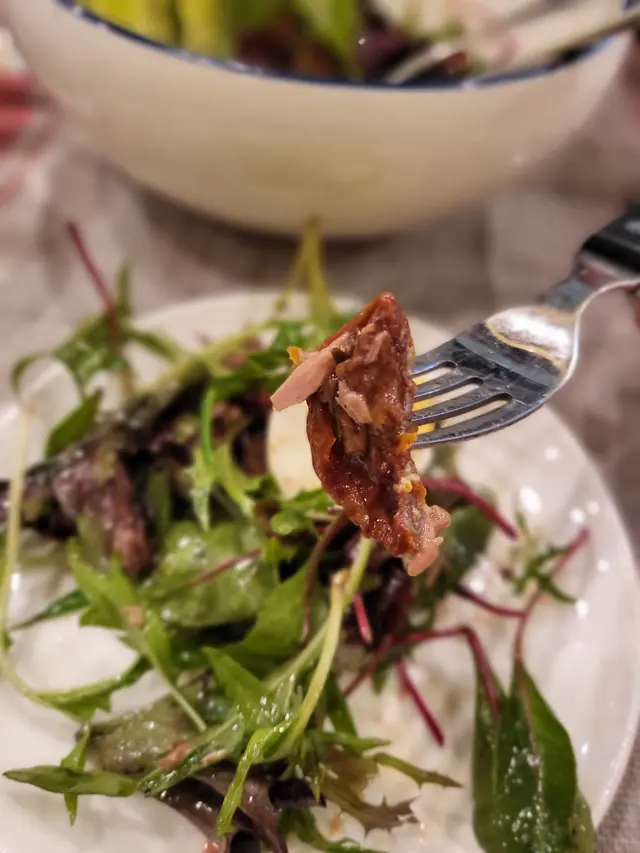 沙律有不少乾果、煙肉、菇類, 層次豐富, 味道配搭合宜, 清新醒胃。