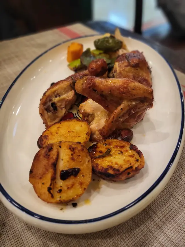 烤雞切好, 每件份量合宜, 伴碟蔬菜同樣烤製, 有心機之作。