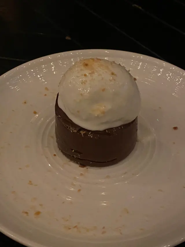 出面係完全實心嘅黑朱古力😨都幾甜 裏面有啲熱情果流心 上面係椰子雪糕 🍨￼但整體真係太甜一定要幾個人share‼️‼️‼️