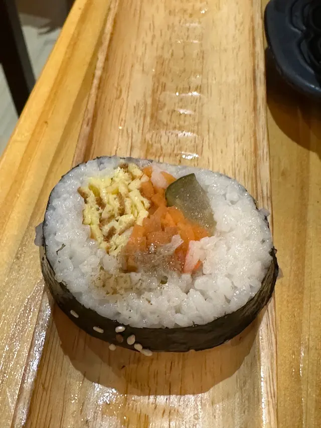 成條飯卷得頭尾兩件係冇蟹膏，中間係得一大咋紅蘿蔔同蛋，蟹柳要驗屍咁驗先見到，另外加一粒錯哂嘅醃青瓜（唔係正常黃色果啲）