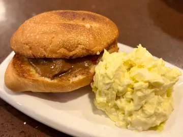 沙爹牛肉包+鸡蛋沙律