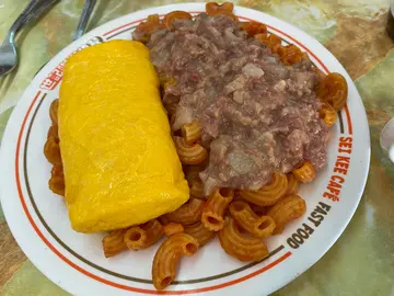 咸牛肉炒河通粉+厚蛋