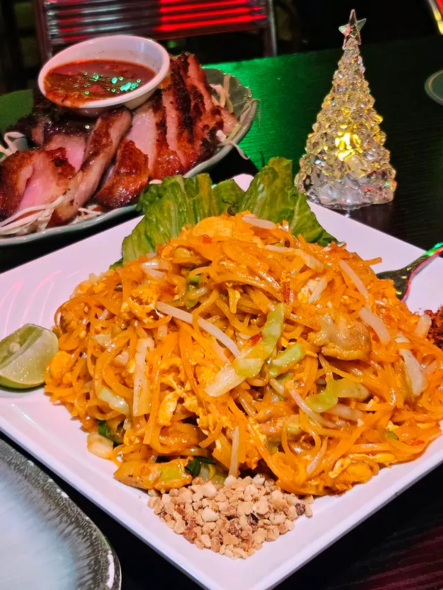 泰式炒金邊粉 (配雞肉)