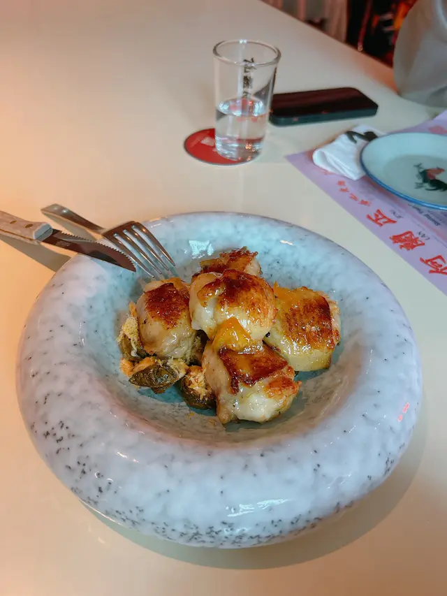 🐥柑橘蜜糖鐵板煎焗青檸葉花枝漿釀雞中翼,豆瓣肉 鬆花生烤孢子甘藍
