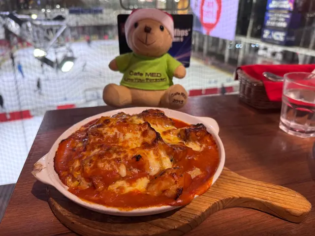 這道焗飯超多汁,吃的時候很香甜,去骨雞腿讓人吃得更方便,每一口都充滿鮮嫩感!🍑🍚
This baked rice is super juicy and aromatic, with the boneless chicken thigh making it easy to eat—each bite is full of freshness! 🍑🍚