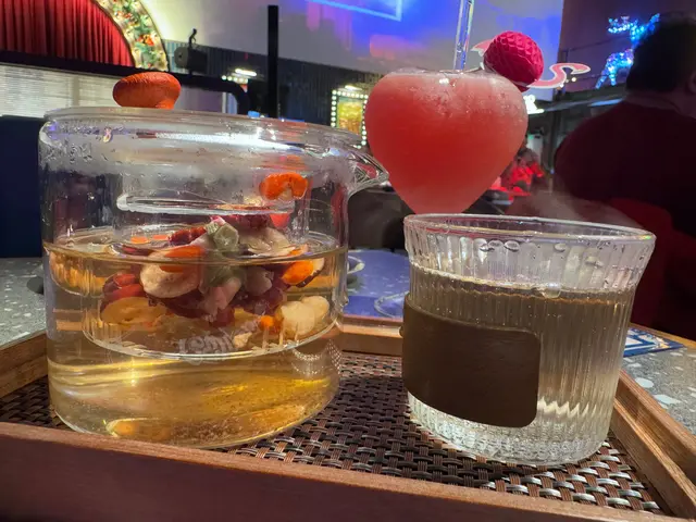 店員不停地幫我加熱水,喝完又能續杯,簡直是無限供應啊!🍵💧
The staff keeps refilling my hot water, so I can have endless cups—it's like infinite supply! 🍵💧