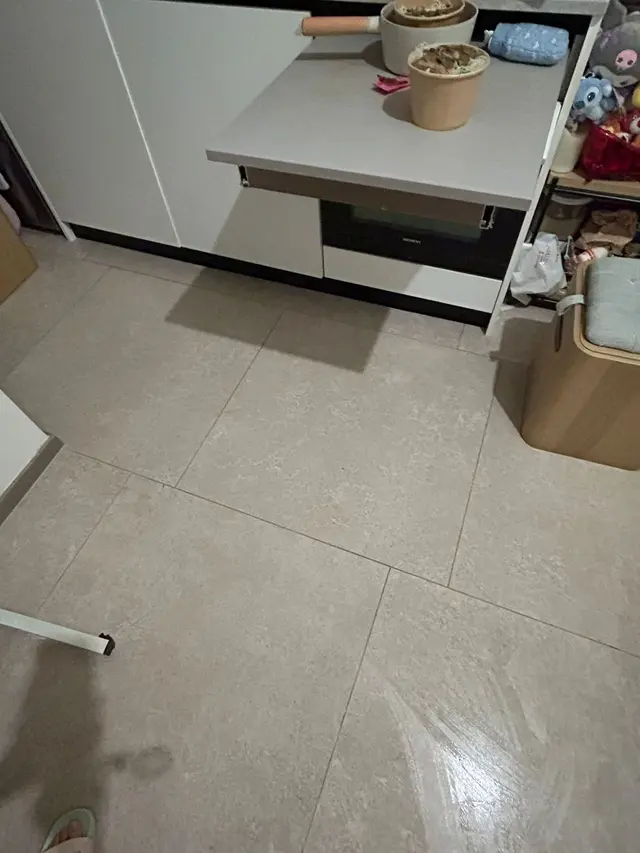 我哋就住喺樓上，搬入嚟到而家都買過無數次，加上附近真係冇嘢好食
估唔到堅決以後唔想再幫襯啦！

事緣係照舊買外賣自取啦，返到屋企倒完湯之後，發覺成屋地下全部都係湯，外賣嗰啲紙兜係爛嘅，搞到成屋都係肥油，因為啲牛腩真係好肥，拖咗10幾次都係肥油，仲要嘥咗一個鐘時間仲未食得，淨係拖地

打返落去了解啦，又話冇店長，
話倒瀉咗嘅話自己落嚟攞返個湯囉
跟住個女人喺電話不停話麻煩
我想問而家係邊個麻煩啲？拖咗成一個鐘全部肥油，食都冇得食。

服務態度差，根本冇人會處理事件！仲浪費咗我個地拖同埋洗潔液！