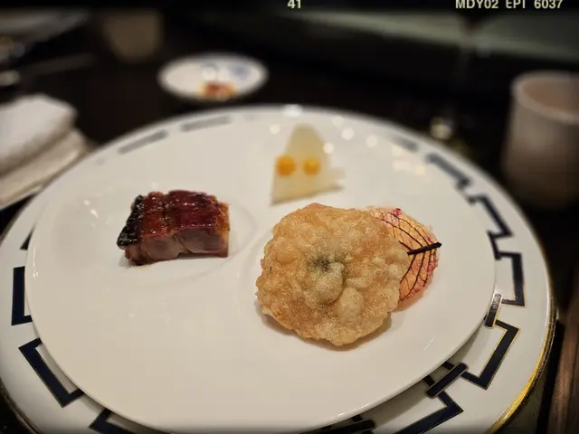 柚香水晶柚皮、蜜汁鮮梅頭叉燒、金錢酥蟹盒