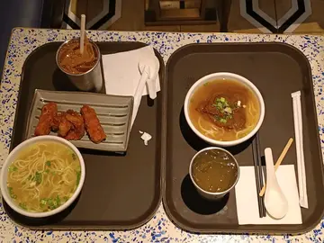 下午茶： 上海排骨拉面 配 冻鸳鸯 ＆ 五香牛𦟌拉面 配 冻柚子蜜