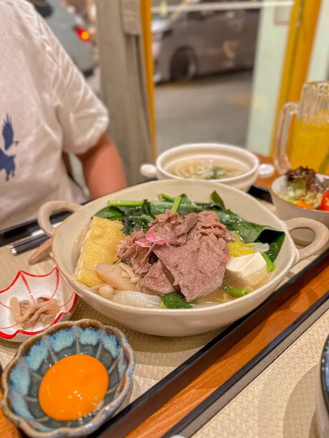 柴魚湯偏清淡，如果鐘意濃味嘅人亦可以試下關東風壽喜燒湯底🥣 比較下澳洲和牛食落比較實在，油脂感冇咁重🐄 加咗$由set 嘅珍珠飯轉做烏冬，烏冬好幼細同煙韌，冇揀錯🫶🏻