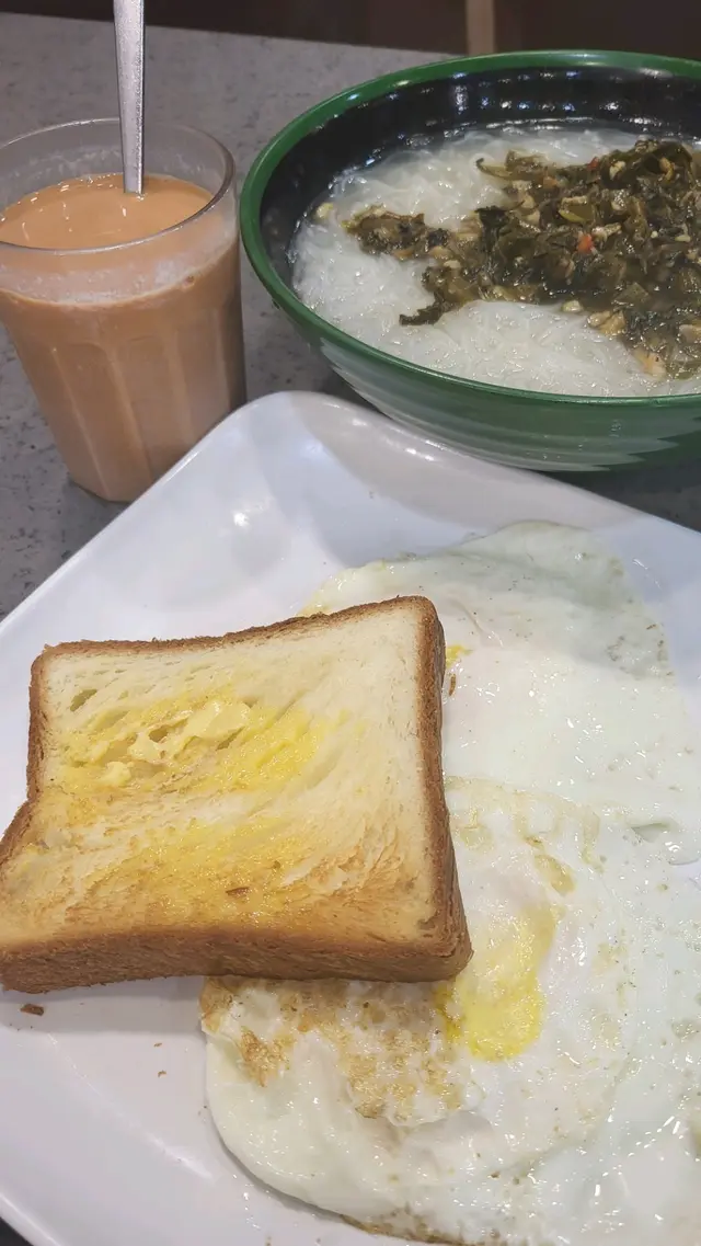 雪菜肉絲米粉，配熟蛋丹麥多士