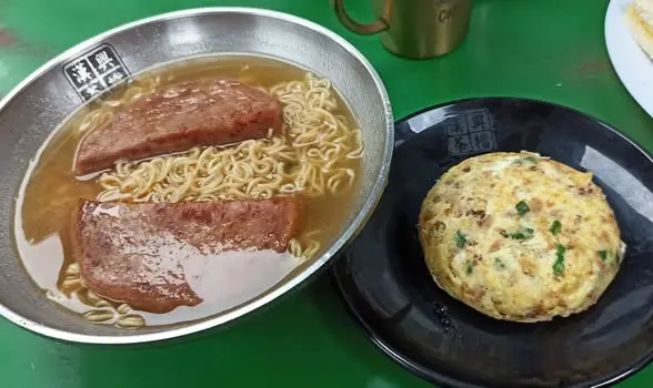 蛋咸牛肉麵加餐肉