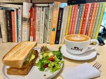 吞拿鱼碎蛋多士+  flat  white