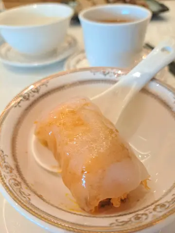 Deep-fried Shrimp Spring Rolls Wrapped in Rice Rolls