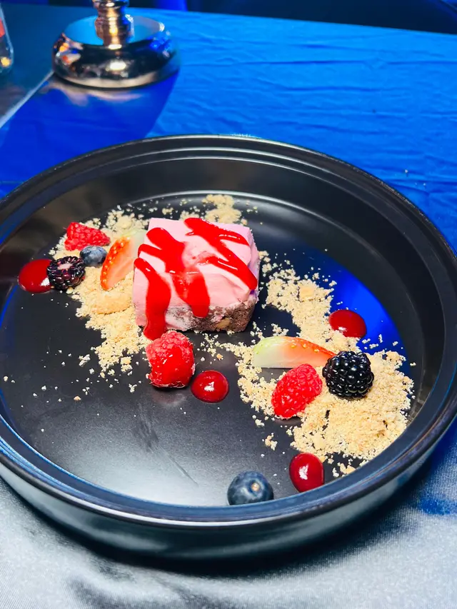 黑朱古力布朗尼 •覆盆子慕斯•雜野莓•覆盆子果蓉