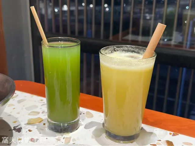 鮮鳳梨蘇打與甘蔗苦瓜汁