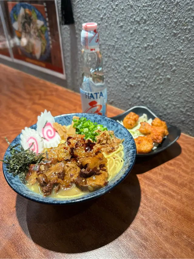 醬油慢煮豬軟骨配脆脆豬皮豚骨湯麵