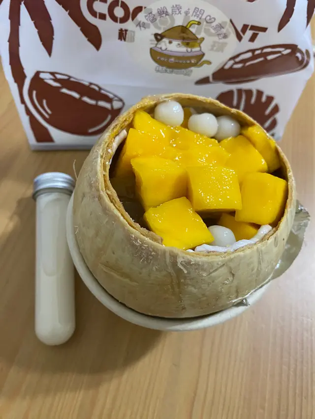 足料，有芒果🥭、小丸子🍡、椰皇肉、椰子🥥啫喱，另附椰汁🥥自己落，口感十足，芒果🥭甜 #芒果 #椰皇 #小丸子 #椰子 #椰肉 #椰汁