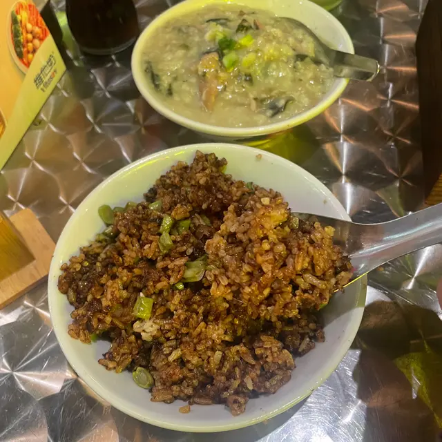 菜乾皮蛋豬骨粥 和牛炒飯