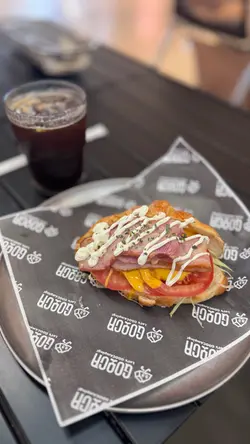 一般般,牛角包冻嘅,只系将其他材料放埋一齐