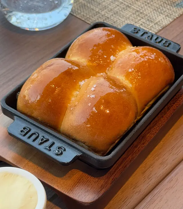 餐前麵包配焦糖洋蔥牛油