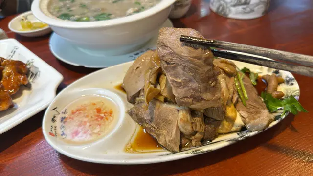 鵝片焦糖色的外皮富有光澤，肉質嫩滑，味道鮮美