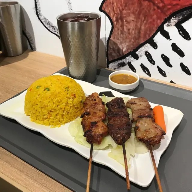 泰式串燒配菠蘿炒飯及雜菜